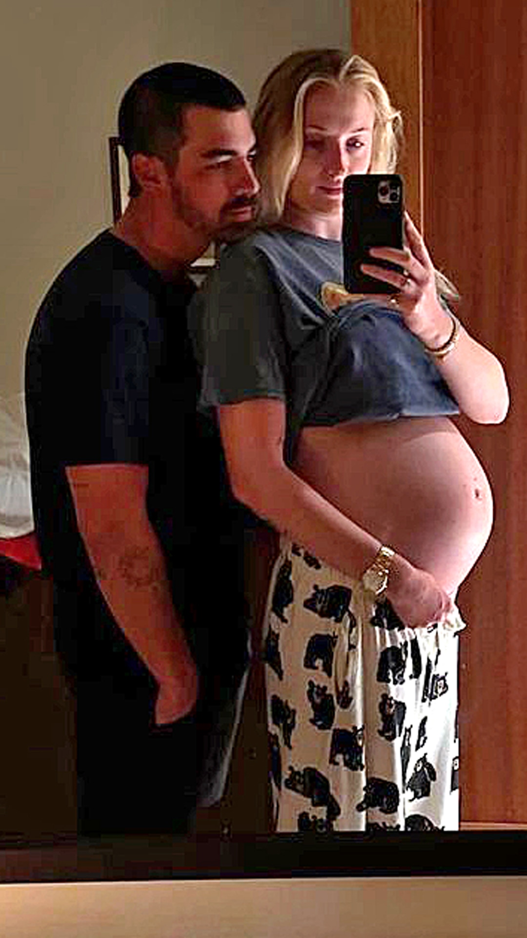 Sophie Turner Posts Never-Before-Seen Pregnancy Photo With Joe Jonas