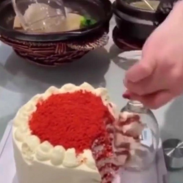 Bolo cortado com taça