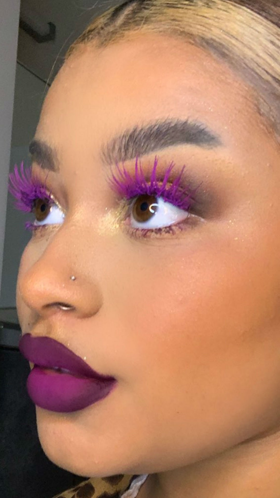 Lauren Brown, cílios, batom