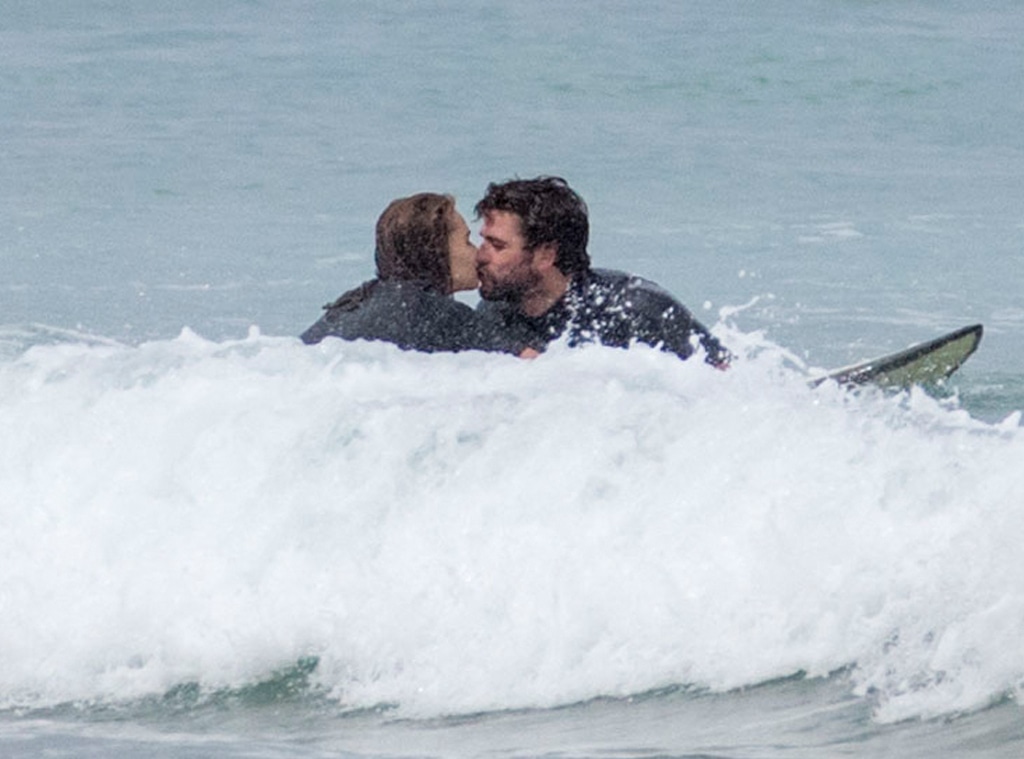 Liam Hemsworth And Gabriella Brooks Ocean Kiss Is Making Waves E Online