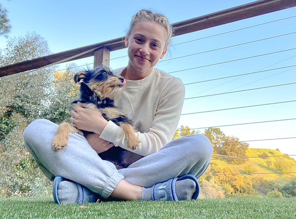 Lili Reinhart, Dog