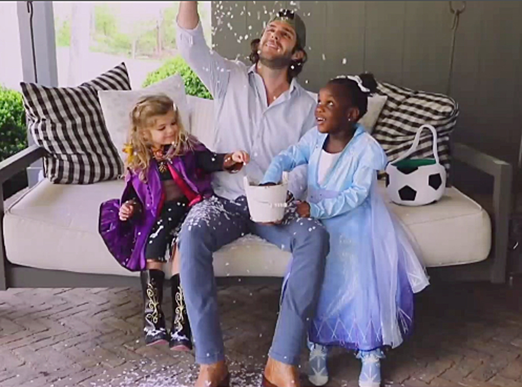 Thomas Rhett His Daughters Bring Frozen To Disney Singalong E Online