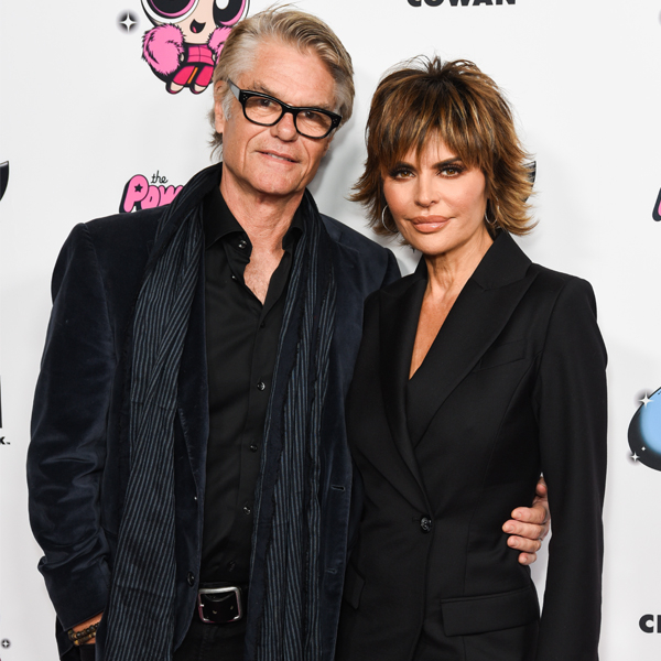 Harry Hamlin Helps Color Lisa Rinna's Hair Amid Social Distancing E(00)