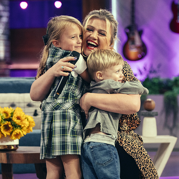 Kelly Clarkson Reveals How Son S Hearing Issues Impacted Development E Online