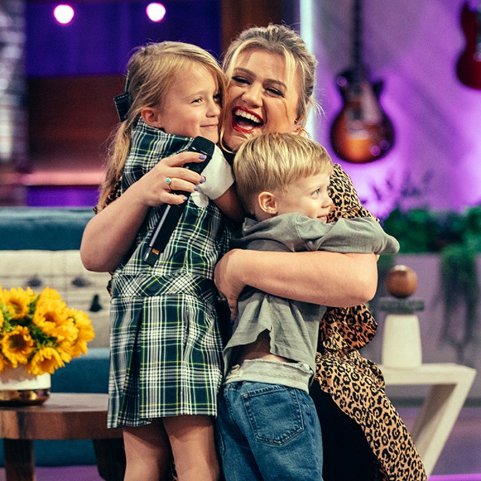 Kelly Clarkson Reveals How Son S Hearing Issues Impacted Development E Online