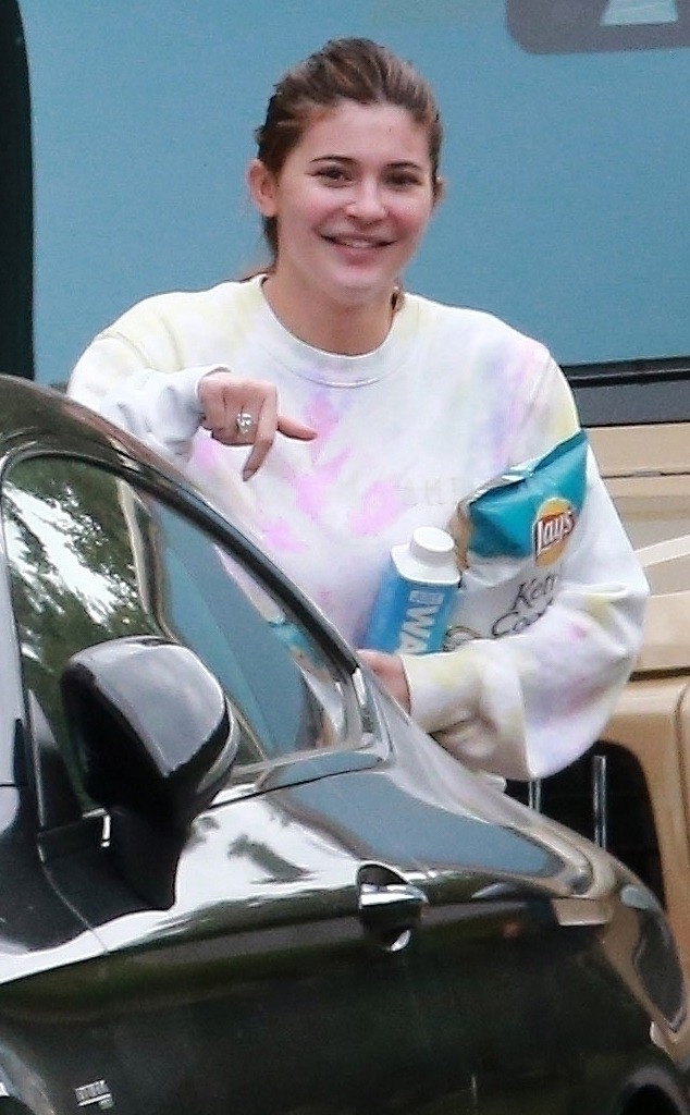 Kylie Jenner Is All Smiles As She Steps Out To Visit Her Bff Stassie E News News - making kylie jenner a roblox account