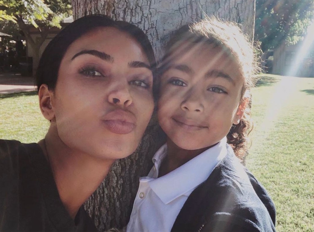 North West brinca que a mãe Kim Kardashian não cozinha há 2 anos