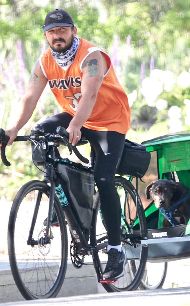 Шиа Лабаф на велосипеде