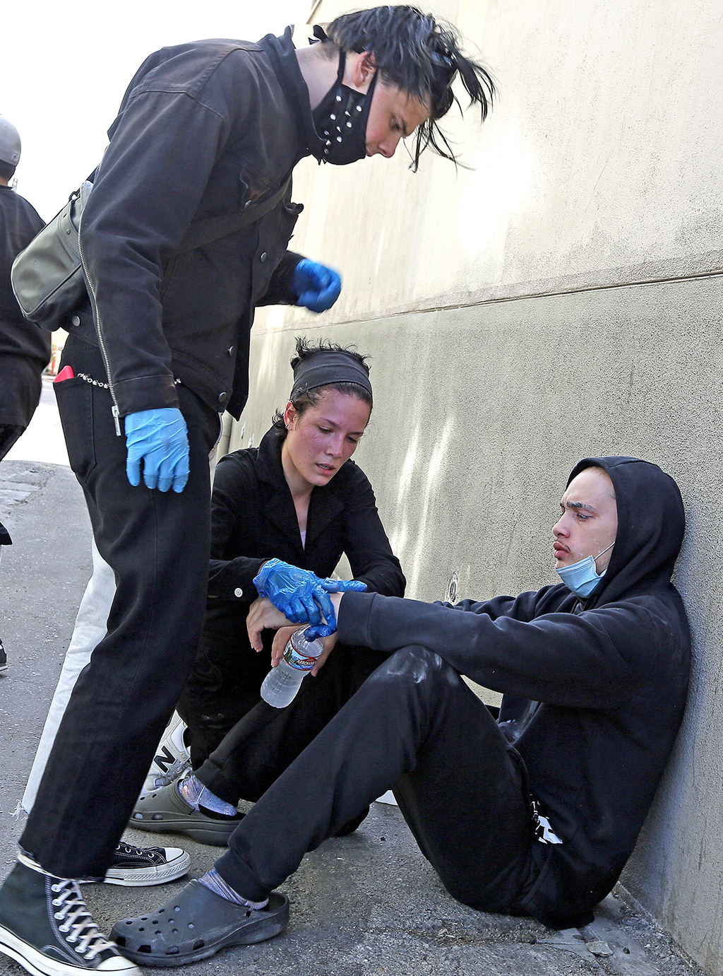 Halsey Provides Medical Aid To People Injured At George Floyd Protest E Online