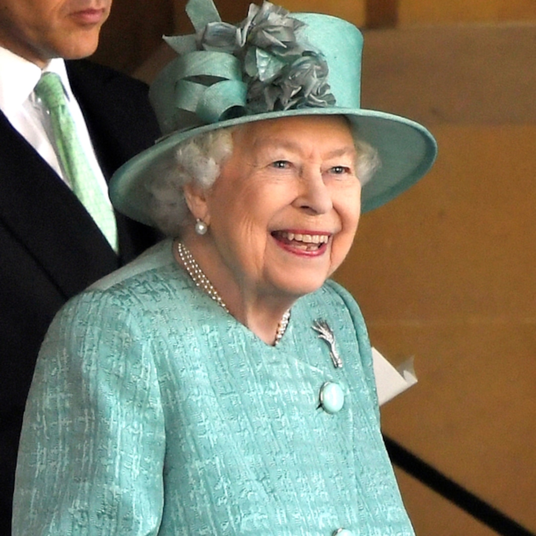 Queen Elizabeth Gets the Socially-Distanced Royal Treatment on B-Day ...