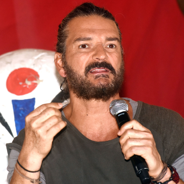 Un gigante Ricardo Arjona invade las calles de México E! Online