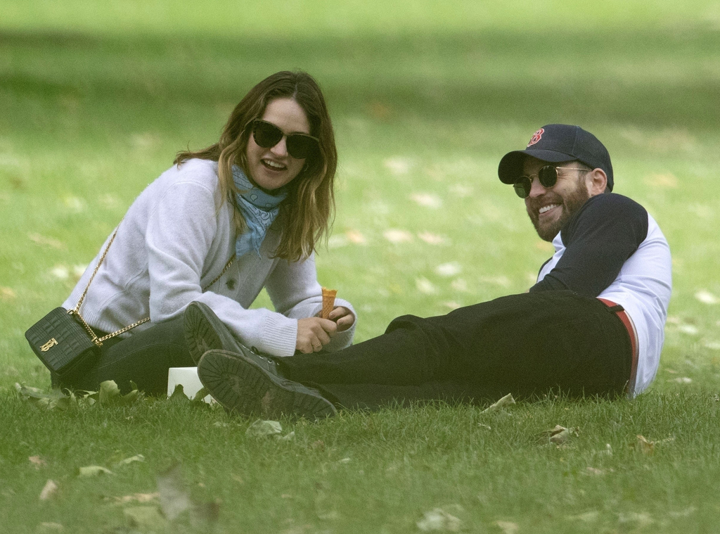 Lily James Chris Evans Park - Chris Evans And Lily James Enjoy Sweet Ice Cream Outing E Online