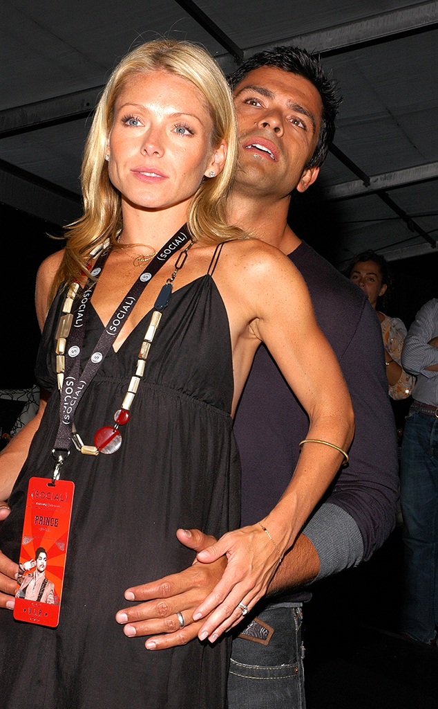 634px x 1024px - Mark Consuelos Can't Get Enough of Kelly Ripa's Booty in Cheeky Photo - E!  Online