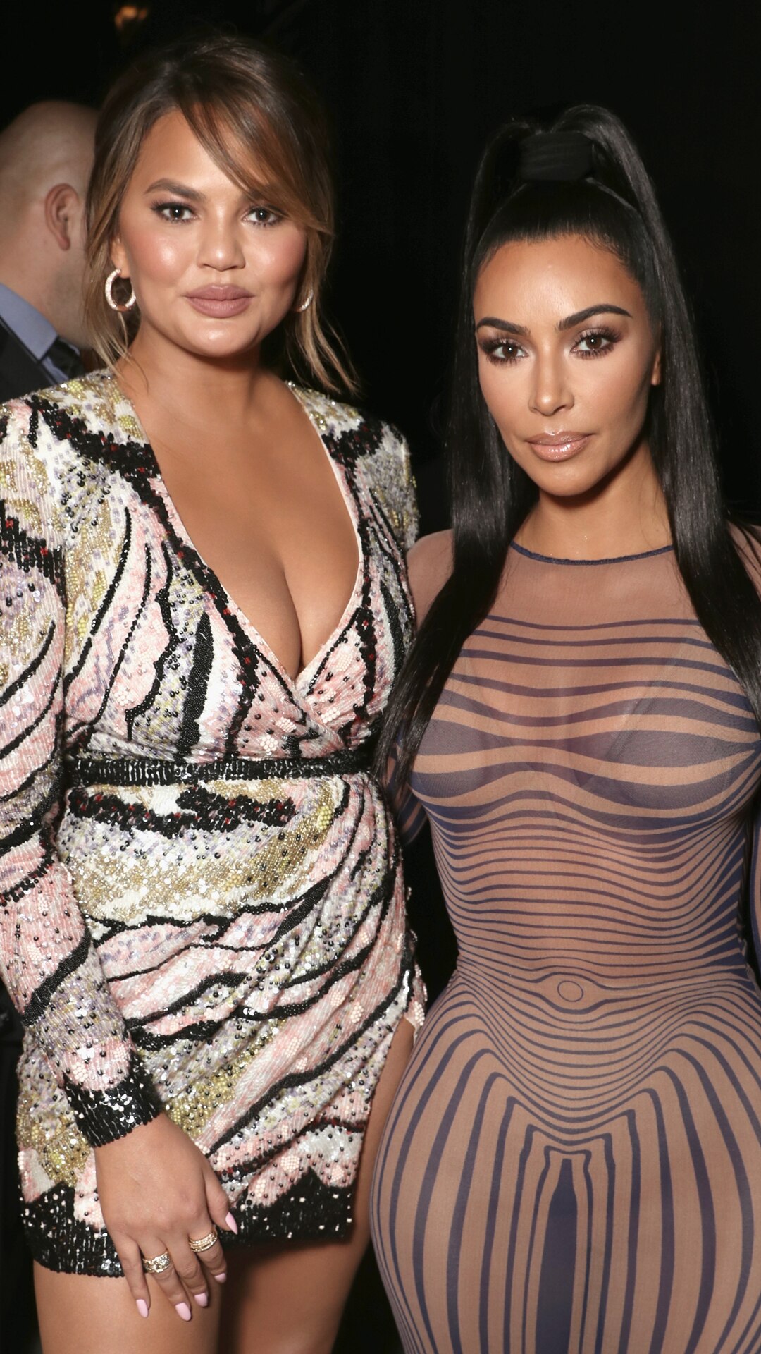 [https://akns-images.eonline.com/eol_images/Entire_Site/2020814/rs_1080x1920-200914083845-1080x1920-Chrissy_Teigen-Kim_Kardashian-choice_awards_2018-gj.jpg?fit/u003daround%7C1080:1920/u0026output-quality/u003d90/u0026crop/u003d1080:1920