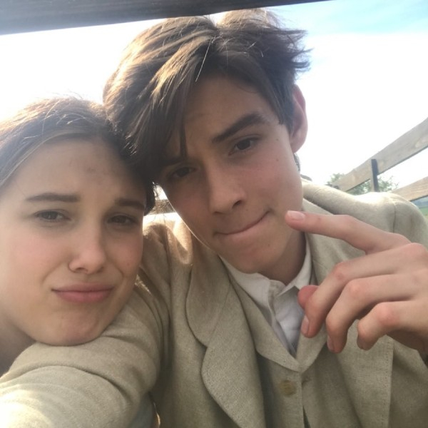 Conheça Louis Partridge, parceiro de Millie Bobby Brown em ...