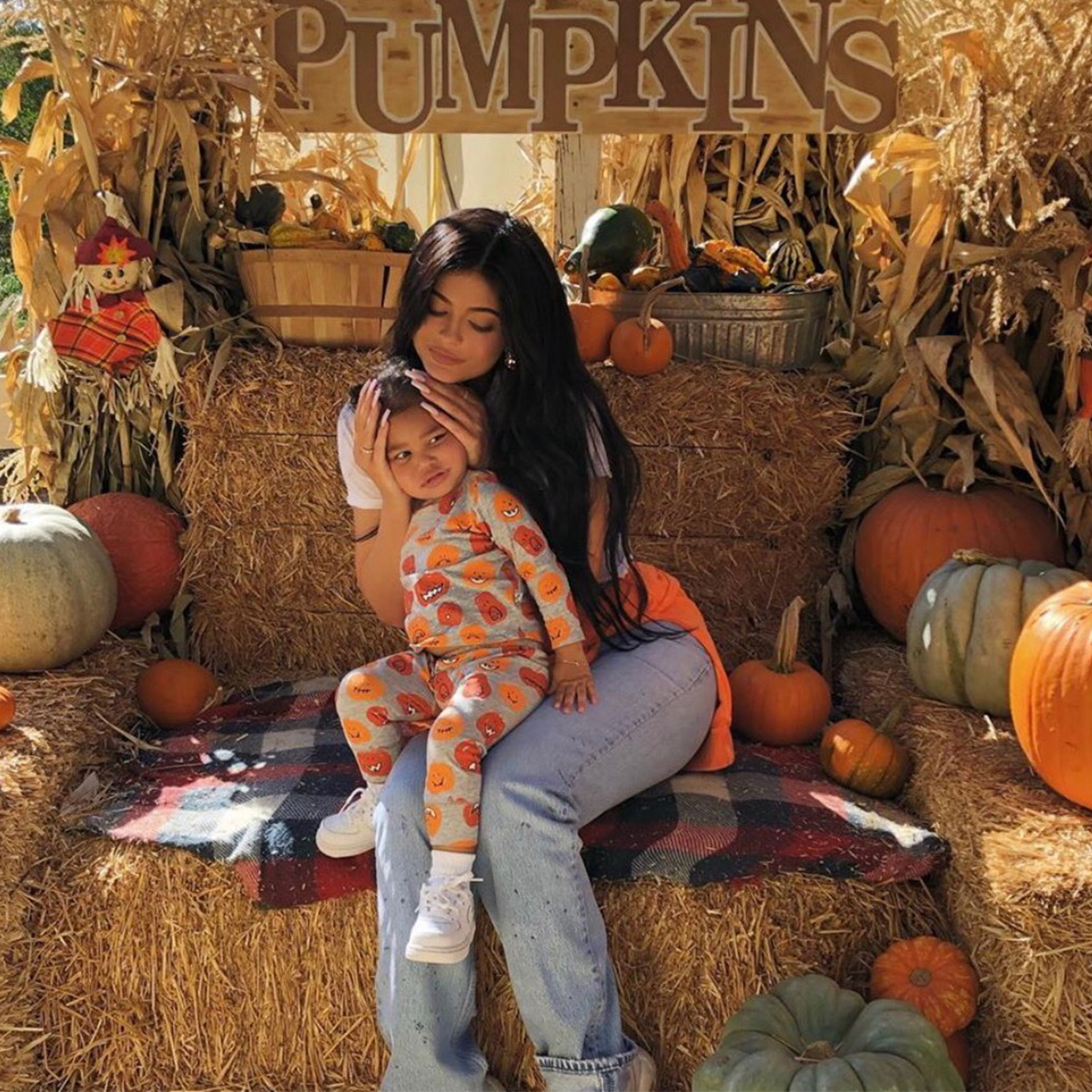 Kylie Jenner abre mansão e mostra sua decoração de Halloween E