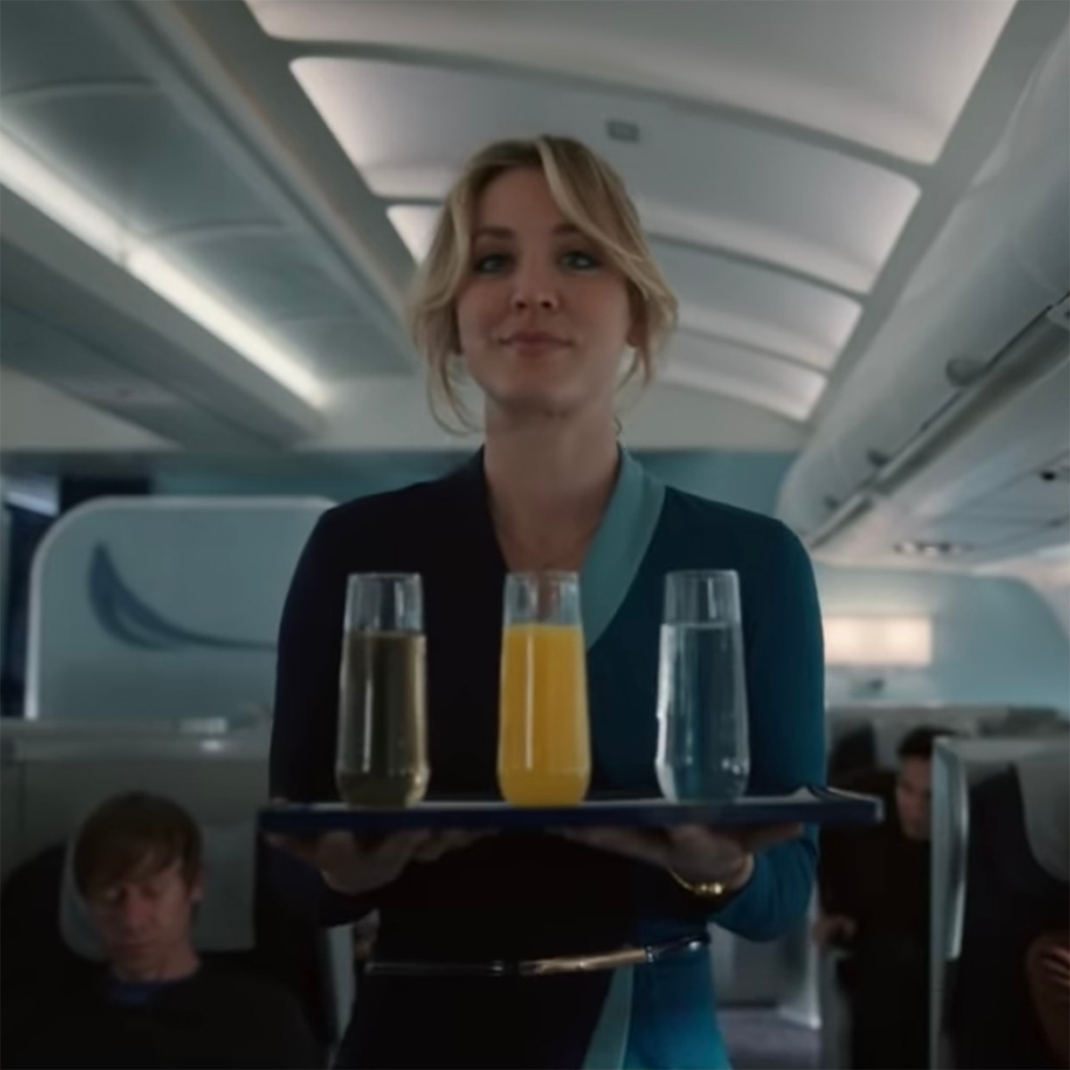 Kaley Cuoco S In Big Trouble In The Flight Attendant Trailer E Online Deutschland Afraid to call the police, she continues her morning as if nothing happened. flight attendant trailer