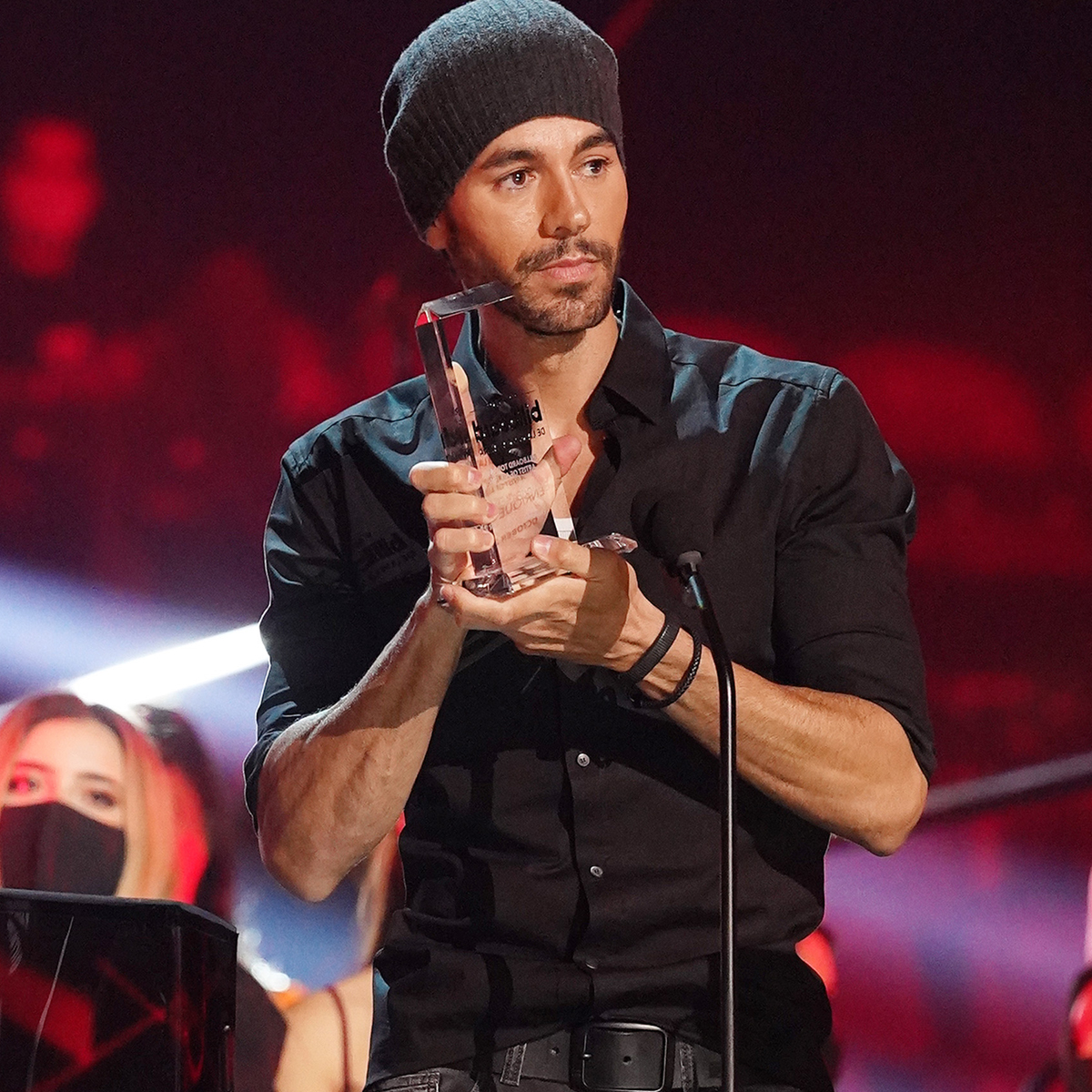 Enrique Iglesias Receives Top Latin Artist of All Time Award E
