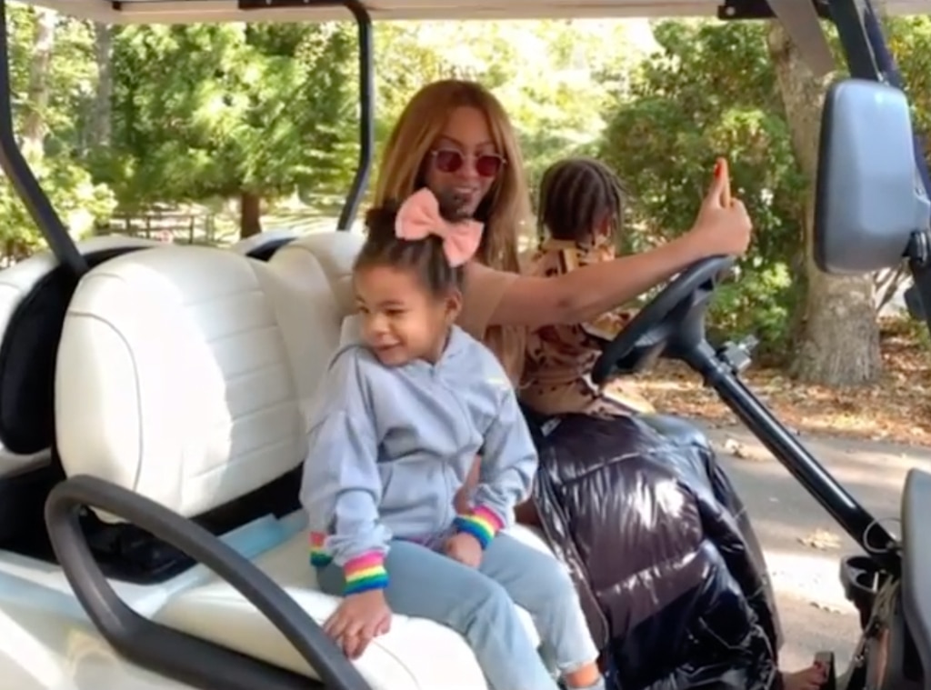 Tina Knowles แม่ของ Beyoncé ให้รายละเอียดที่หายากเกี่ยวกับ Twins Rumi และ Sir