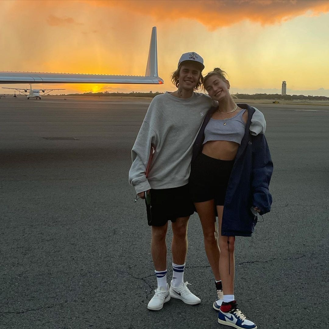 สิ่งจำเป็นสำหรับฤดูใบไม้ร่วงของ Hailey Bieber รวมถึงการพยักหน้าอันมีค่าถึง Baby Jack