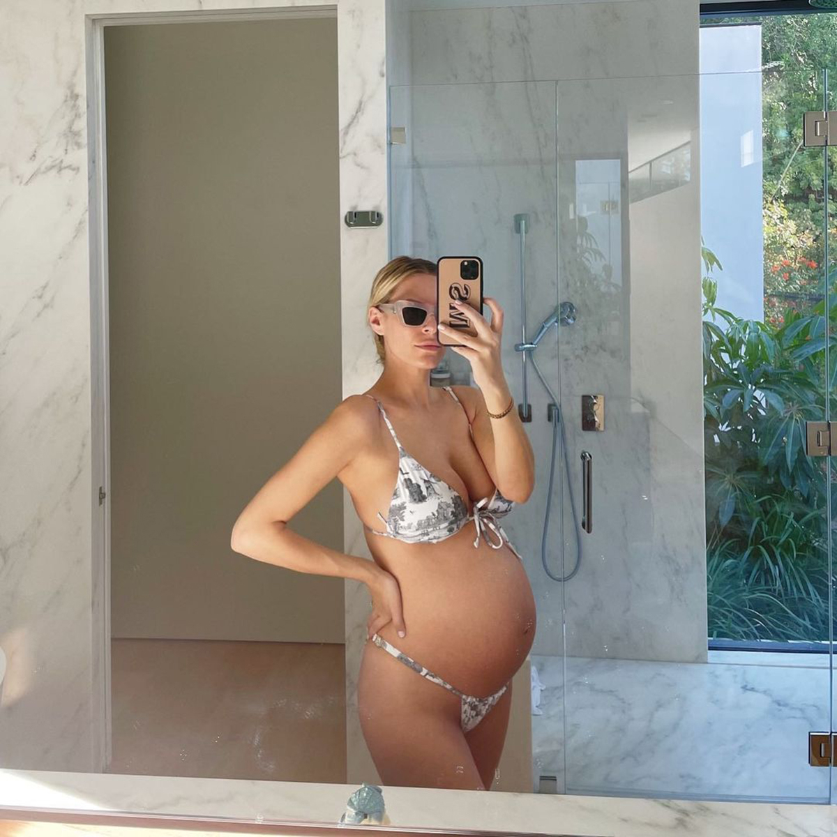 Morgan Stewart Poses Nude to Celebrate Her Last Month of Pregnancy - E