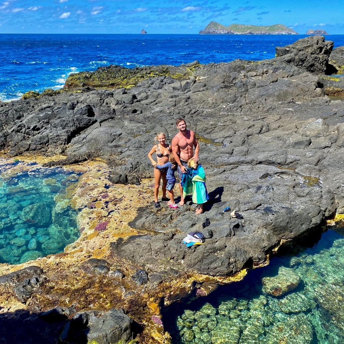 Chris Hemsworth compartilha uma linda foto com Elsa Pataky e seus três filhos