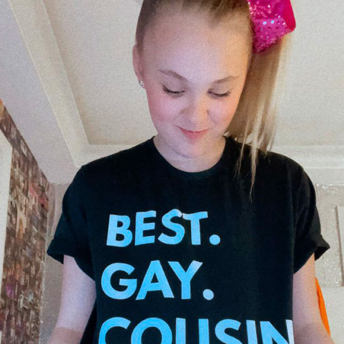 Jojo Siwa apparently comes out wearing a “best gay cousin” t-shirt