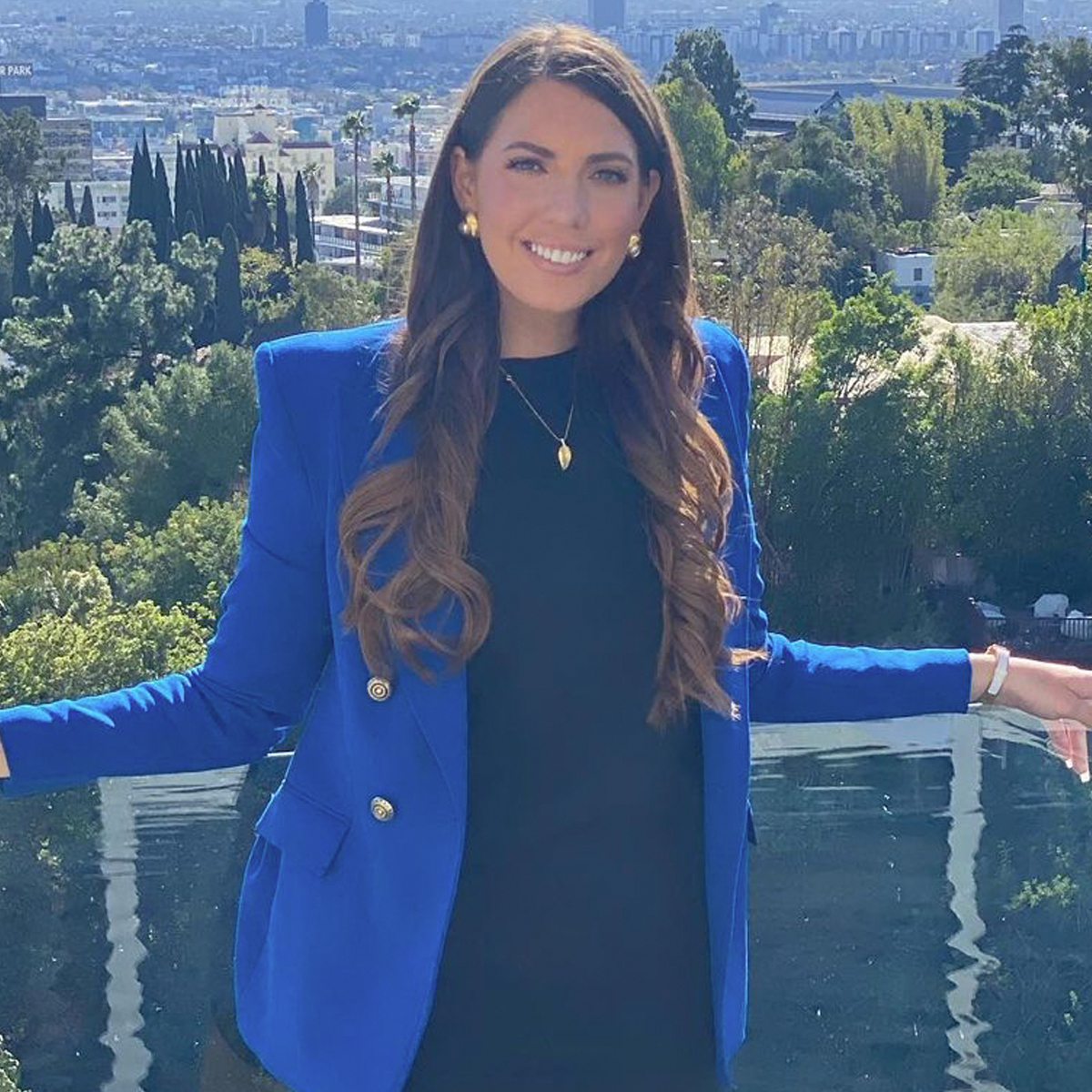 The Bachelor's Victoria Larson Apologizes to Contestants ...
