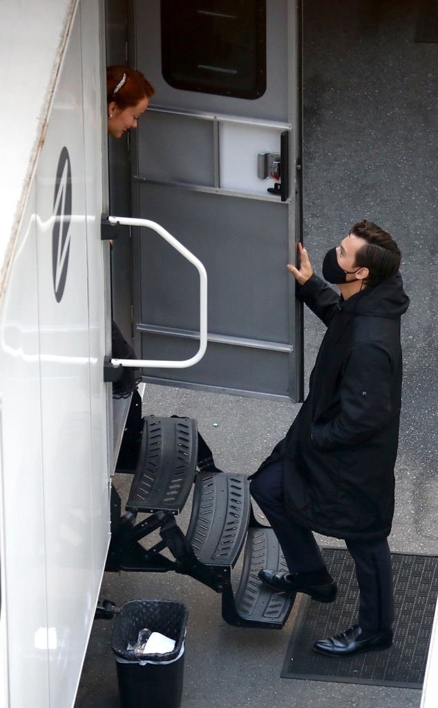 Harry Styles And Olivia Wilde Confirm Romance While Holding Hands E Online Harry Styles And Olivia Wilde Confirm Romance While Holding Hands E Online