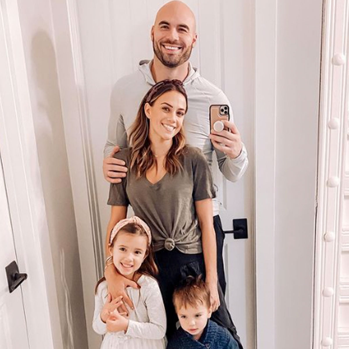 Jana Kramer Files For Divorce From Mike Caussin After 6 Years E Online Deutschland