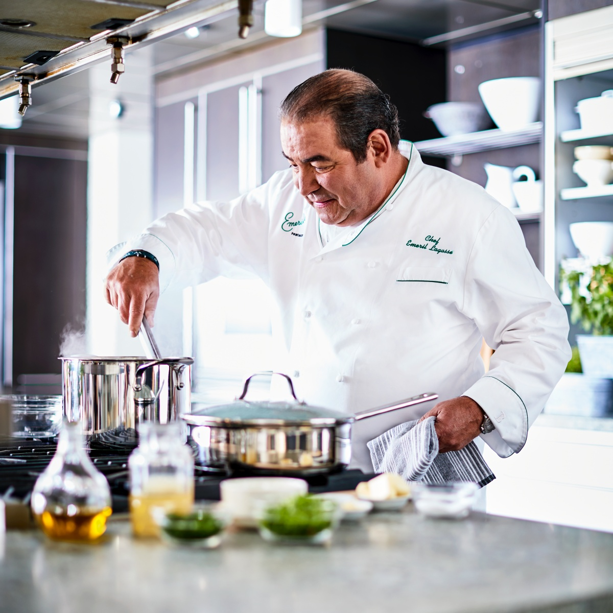 Emeril Lagasse’s Holiday Gift Guide Deserves a Chef’s Kiss – E! Online