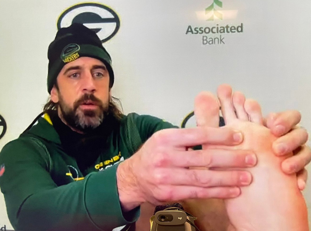 rs_1024x759-211124140541-1024-Aaron-rodgers-covid-toe.jpg