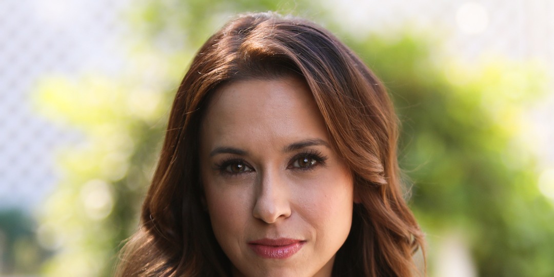 Lacey Chabert Mourns Death of “Beautiful” Sister Wendy: “Our Hearts Are Shattered” – E! Online