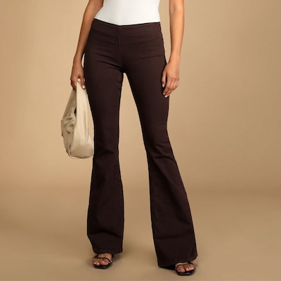 https://akns-images.eonline.com/eol_images/Entire_Site/20211114/rs_640x640-211214113358-rs_640x640-brown-flare-jeans-e-comm.jpg?fit=around%7C400:400&output-quality=90&crop=400:400;center,top
