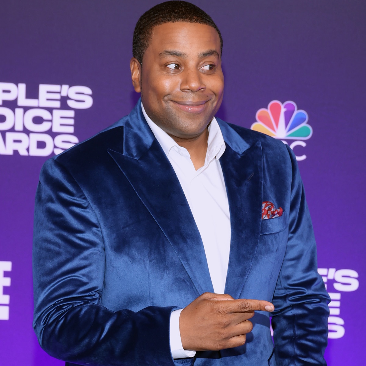 kenan-thompson-is-grabbing-hold-of-the-2022-emmys-literally-e-online