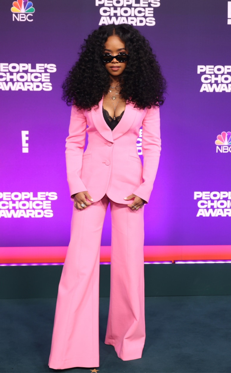 H.E.R, 2021 Peoples Choice Awards, Arrivals, Red Carpet Fashion