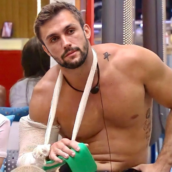 Quem que o Arthur beijou no BBB?