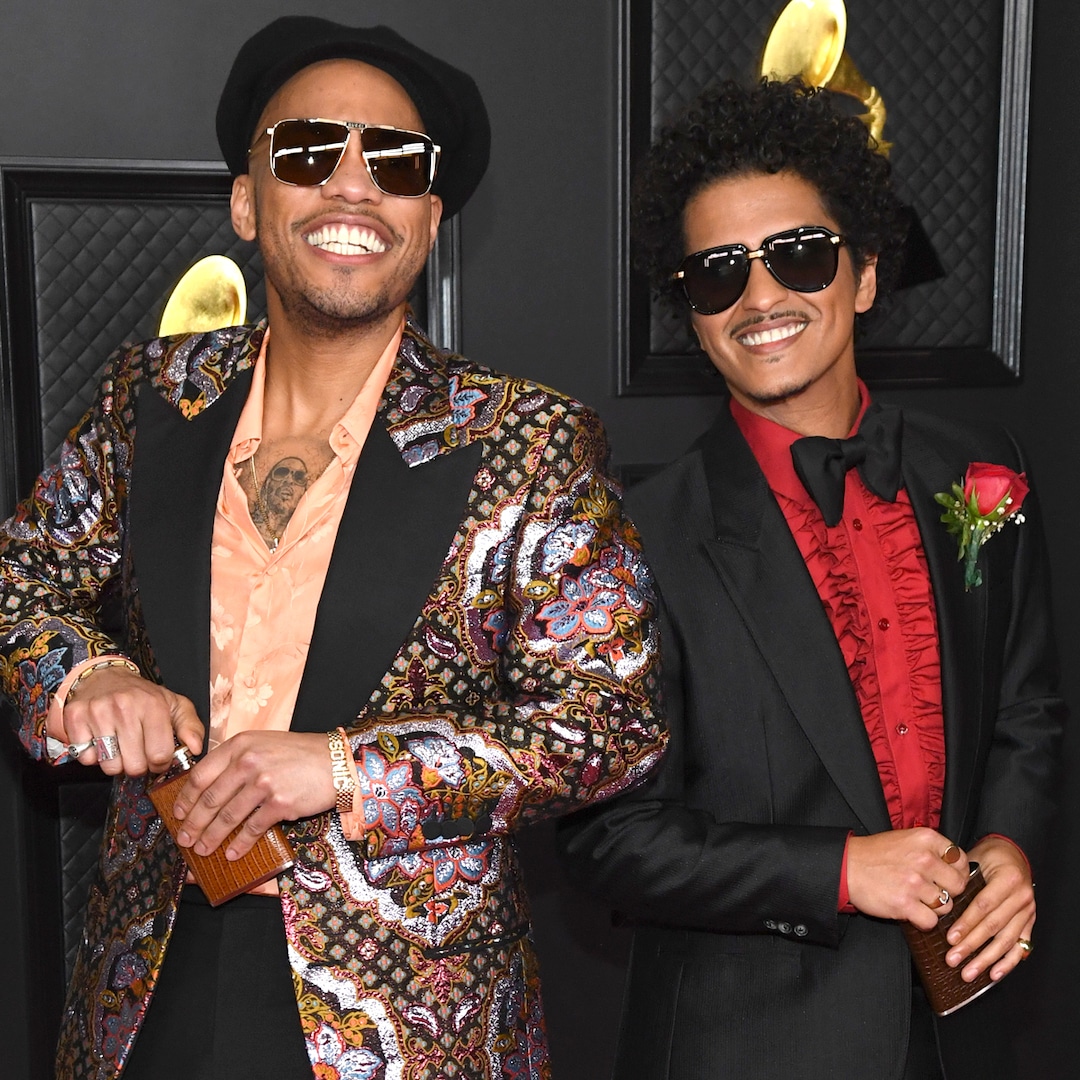 Bruno Mars And Anderson Paak Prove Grammys Are More Fun With Flasks E Online Bruno Mars And Anderson Paak Prove Grammys Are More Fun With Flasks E Online