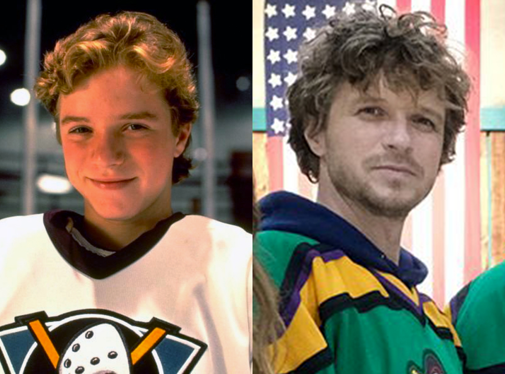 The Mighty Ducks cast recreates a 'Flying V' while reuniting for