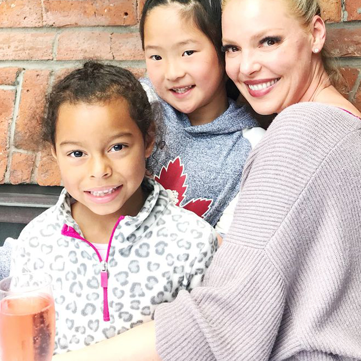 How Katherine Heigl talks to his daughters about his birth parents
