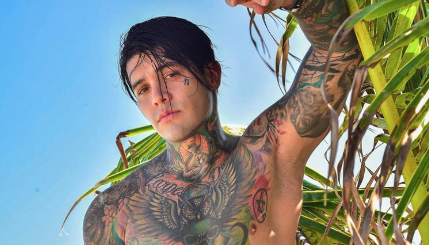 Influencer colombiano genera polémica al hacerse un implante de senos