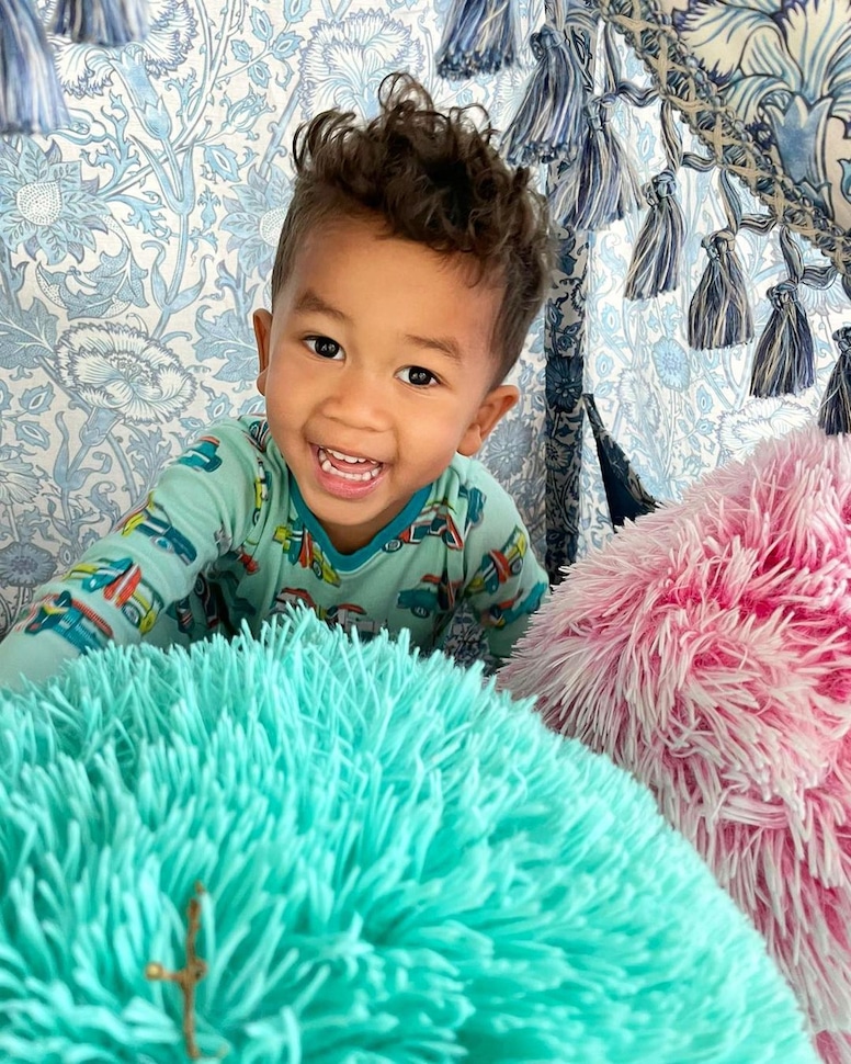 Chrissy Teigen, Miles