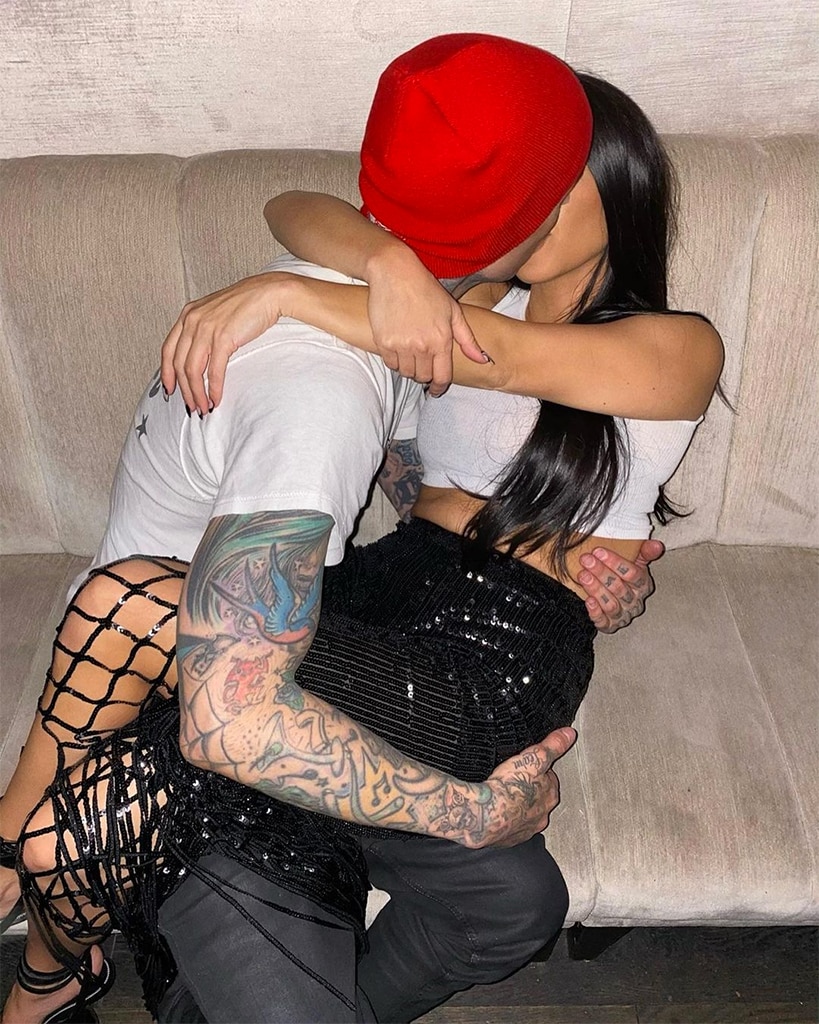 Kourtney Kardashian estreia a decoração de Halloween NSFW dela e de Travis Barker