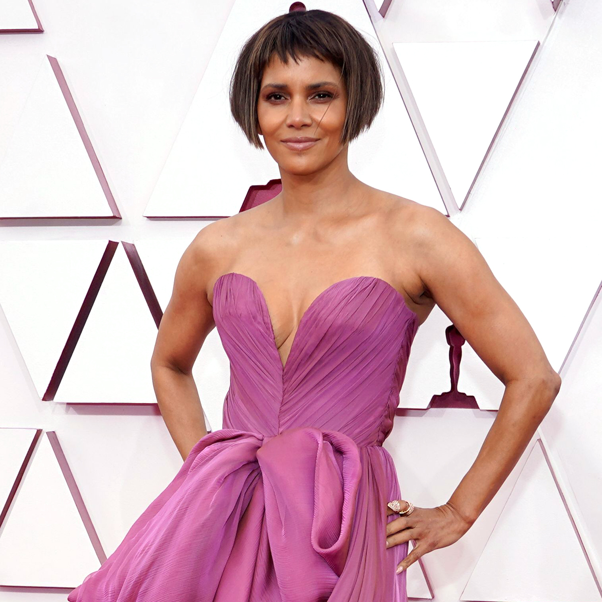 Halle Berry Shares New Pic Of Hair After That Oscar Bob E Online