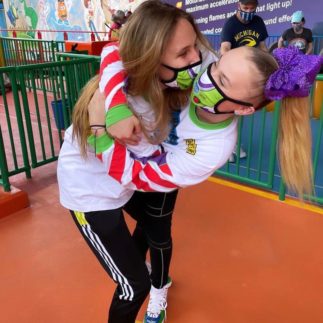 Jojo Siwa Breaks Down In Tears Over Reality Of Long Distance Love E Online Jojo Siwa Breaks Down In Tears Over Reality Of Long Distance Love E Online