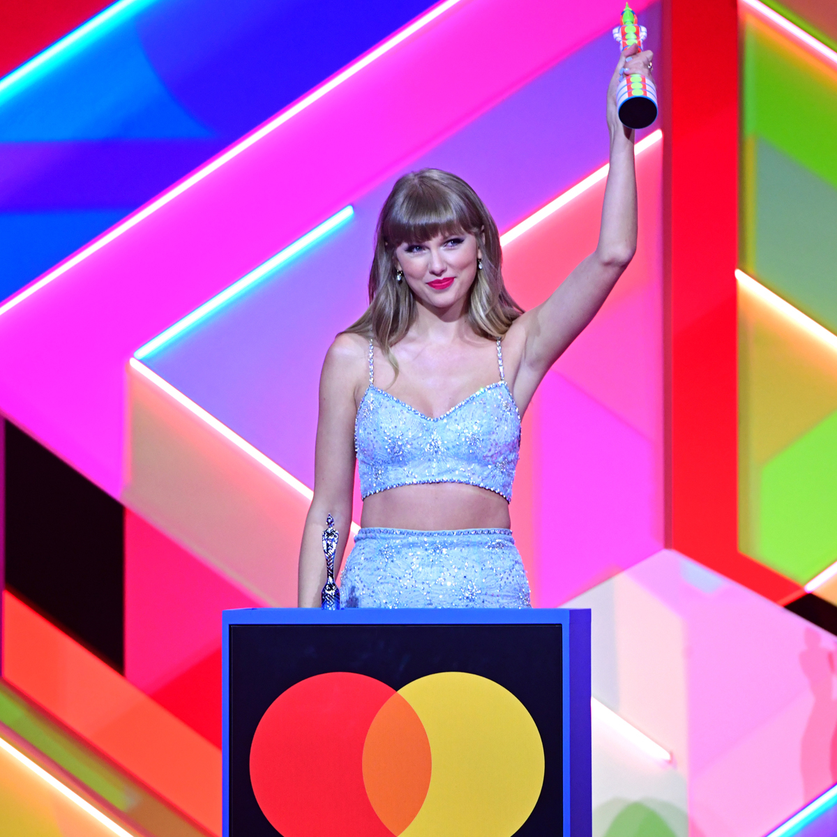 Taylor Swift Makes History At The 2021 Brits With Global Icon Award E Online Deutschland