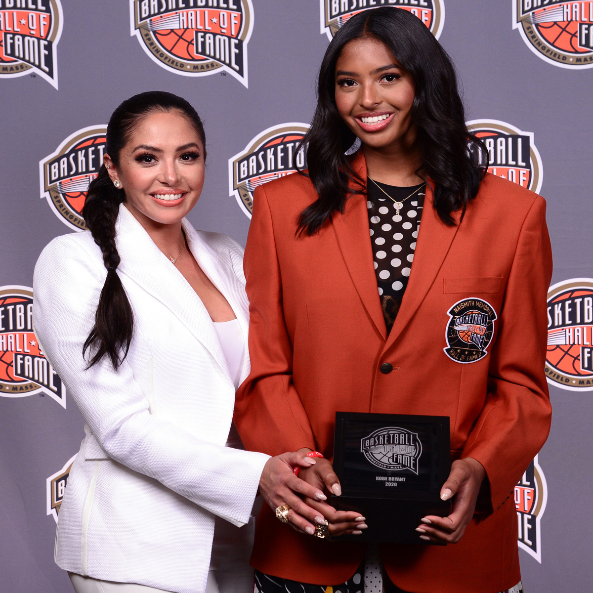 Kobe Bryant's eldest daughter Natalia wears his Hall of Fame jacket in  induction