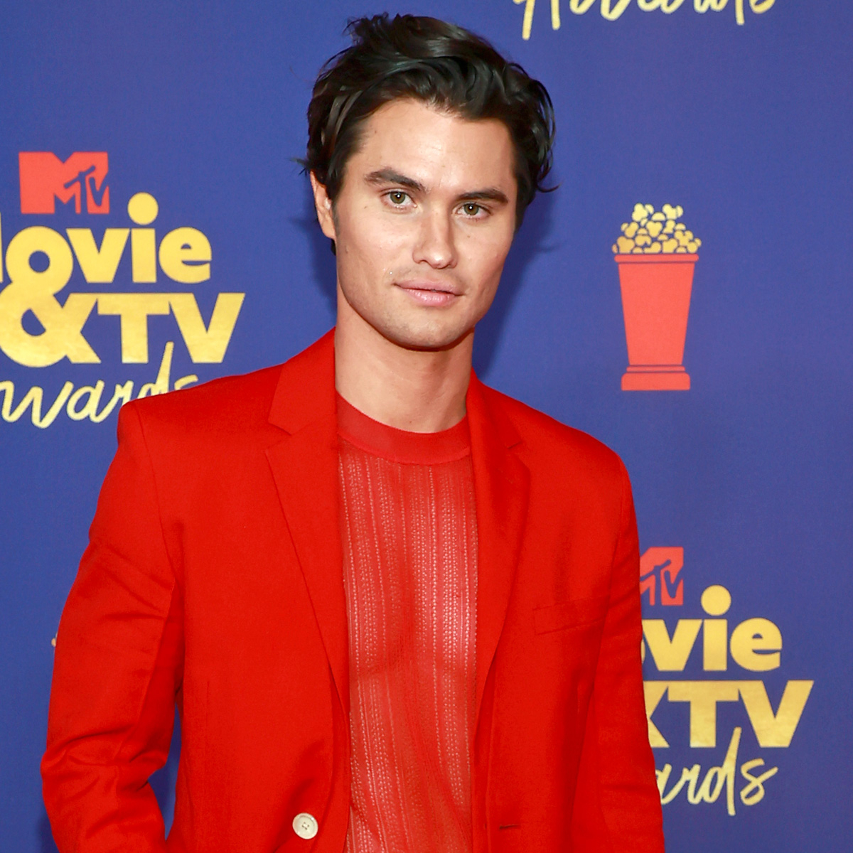 Chase Stokes And Madelyn Cline Spice Up Date Night With Twinning Looks At 21 Mtv Movie Tv Awards E Online News Wwc