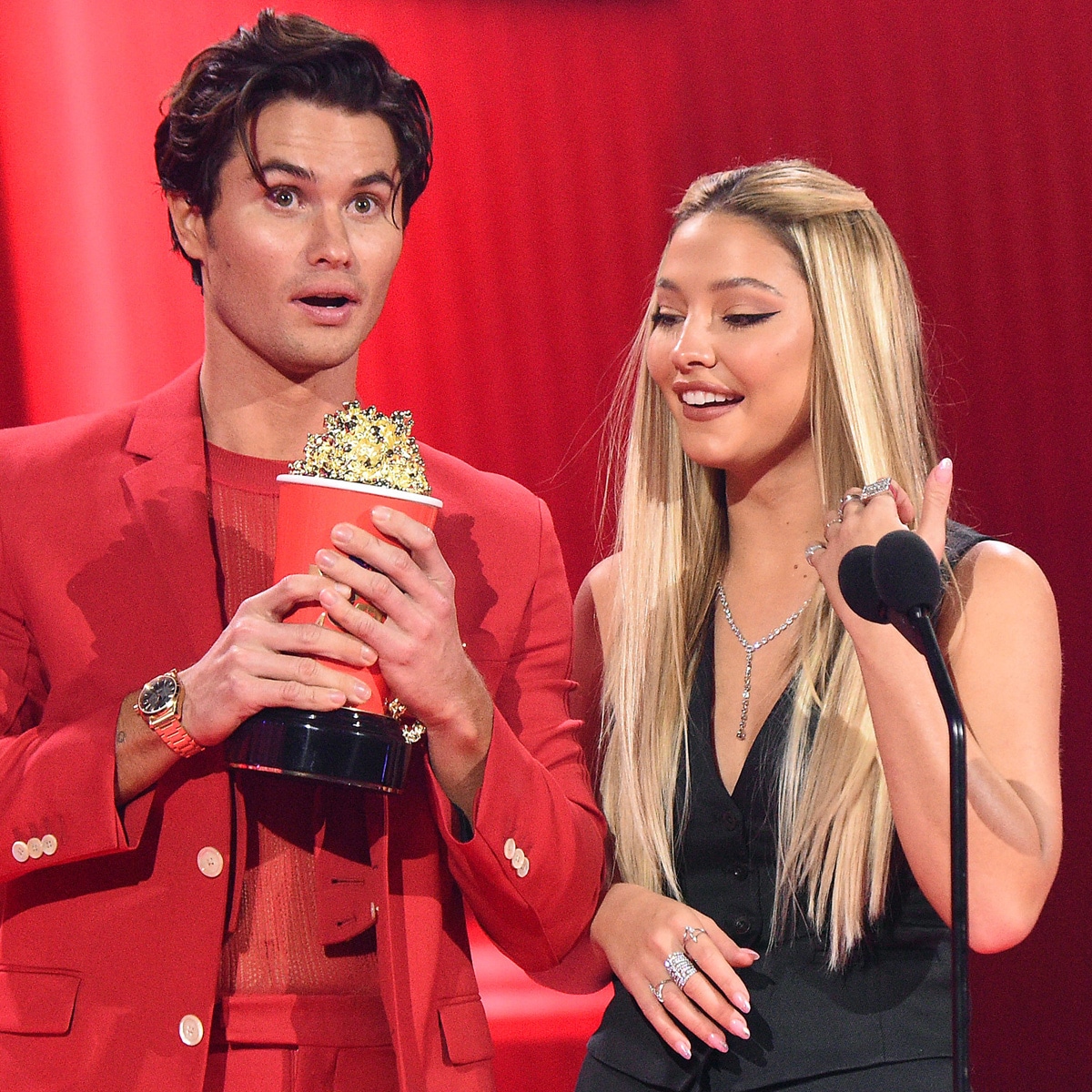 Chase Stokes And Madelyn Cline Share Steamy Kiss At 21 Mtv Awards E Online Chase Stokes And Madelyn Cline Share Steamy Kiss At 21 Mtv Awards E Online