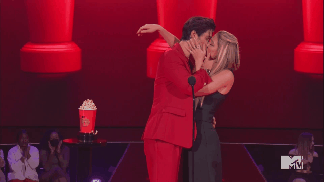 Chase Stokes And Madelyn Cline Share Steamy Kiss At 21 Mtv Awards E Online